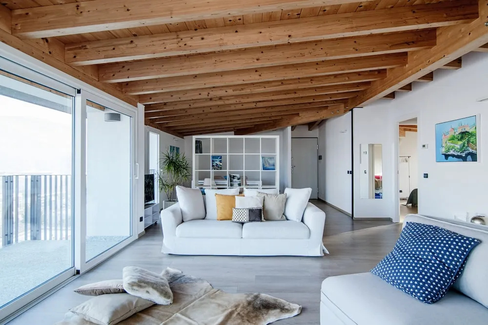 MyHomeInComo - White Attic