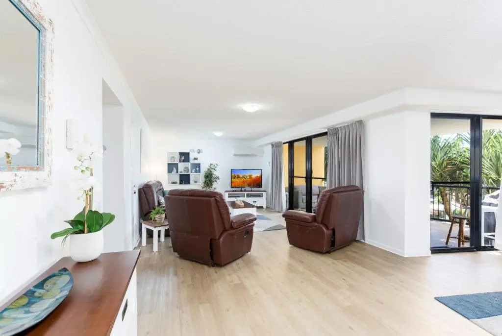 3 Bedrooms Apartment with garden view