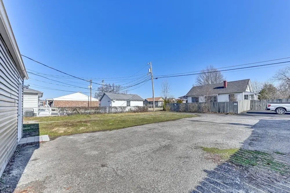 7 Mi to Louisville: Pet-friendly New Albany Home