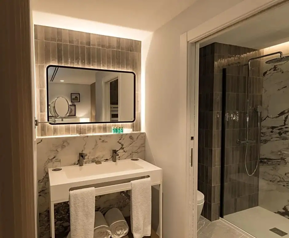Deluxe Double room (full double bed)
