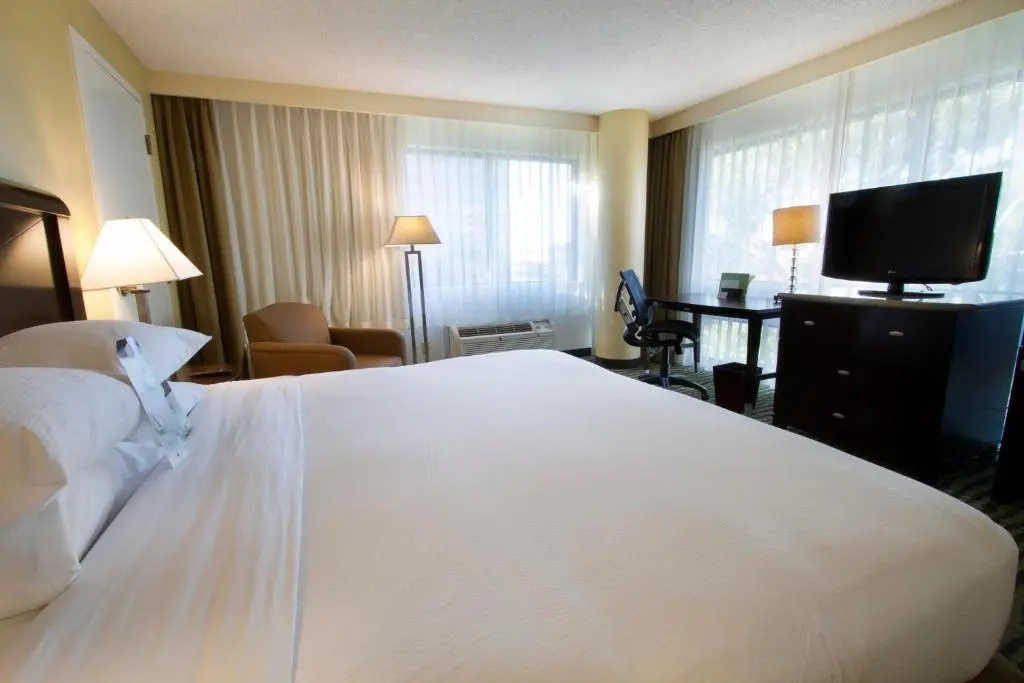 Lakeside Orange County Airport Hotel - Chambres