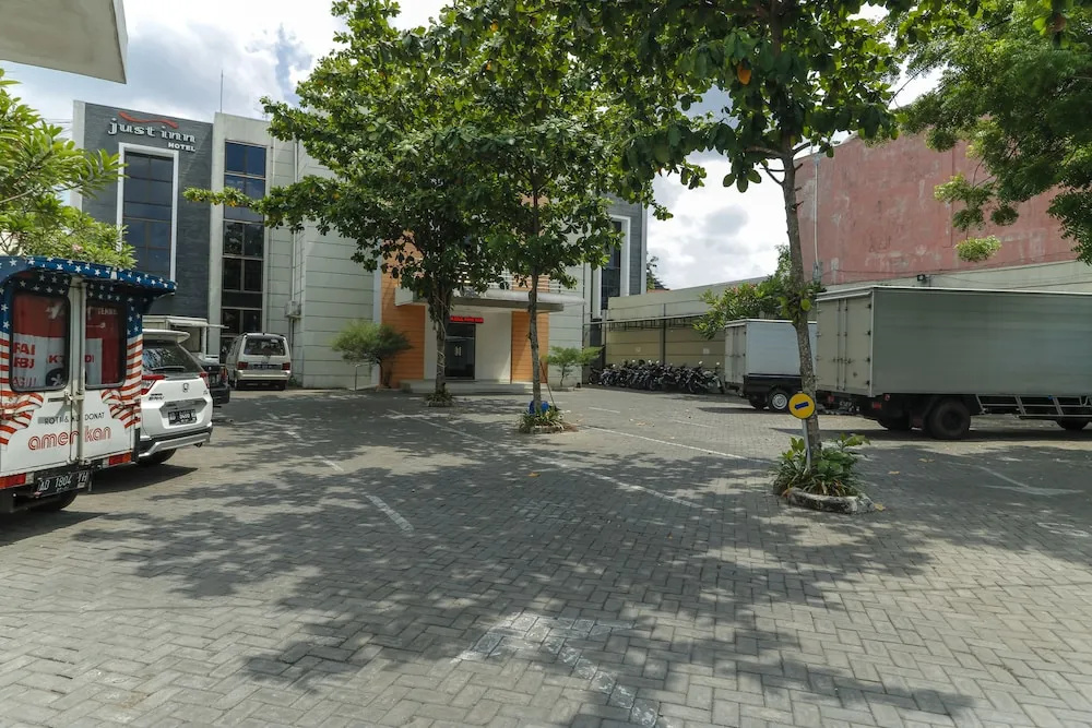 RedDoorz near Universitas Sebelas Maret
