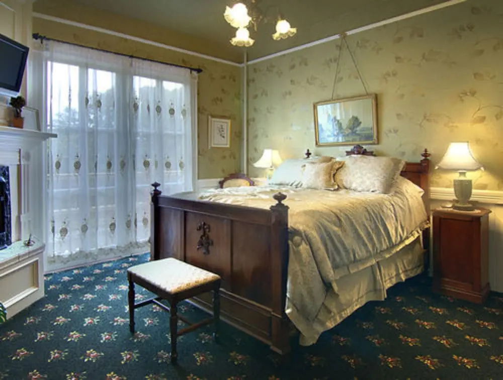 Standard Double room with balcony and with city view (full double bed)