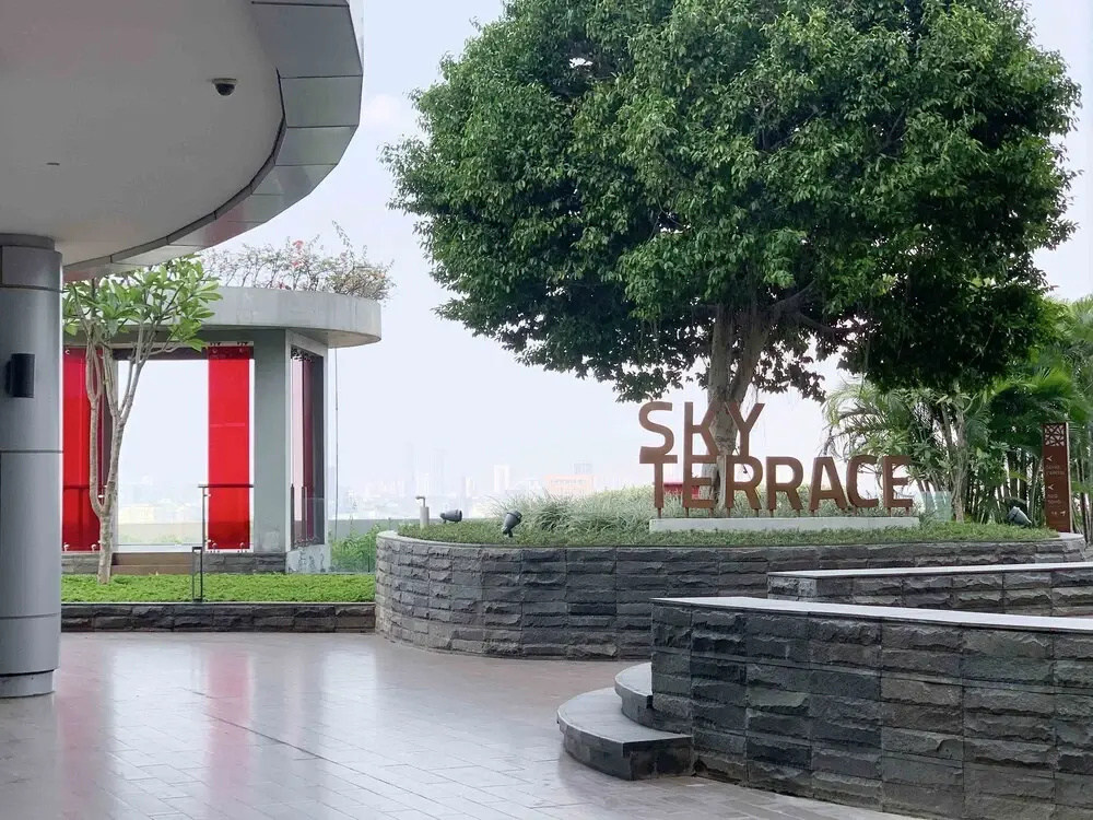 Stunning And Strategic 1Br Loft At Neo Soho Apartment