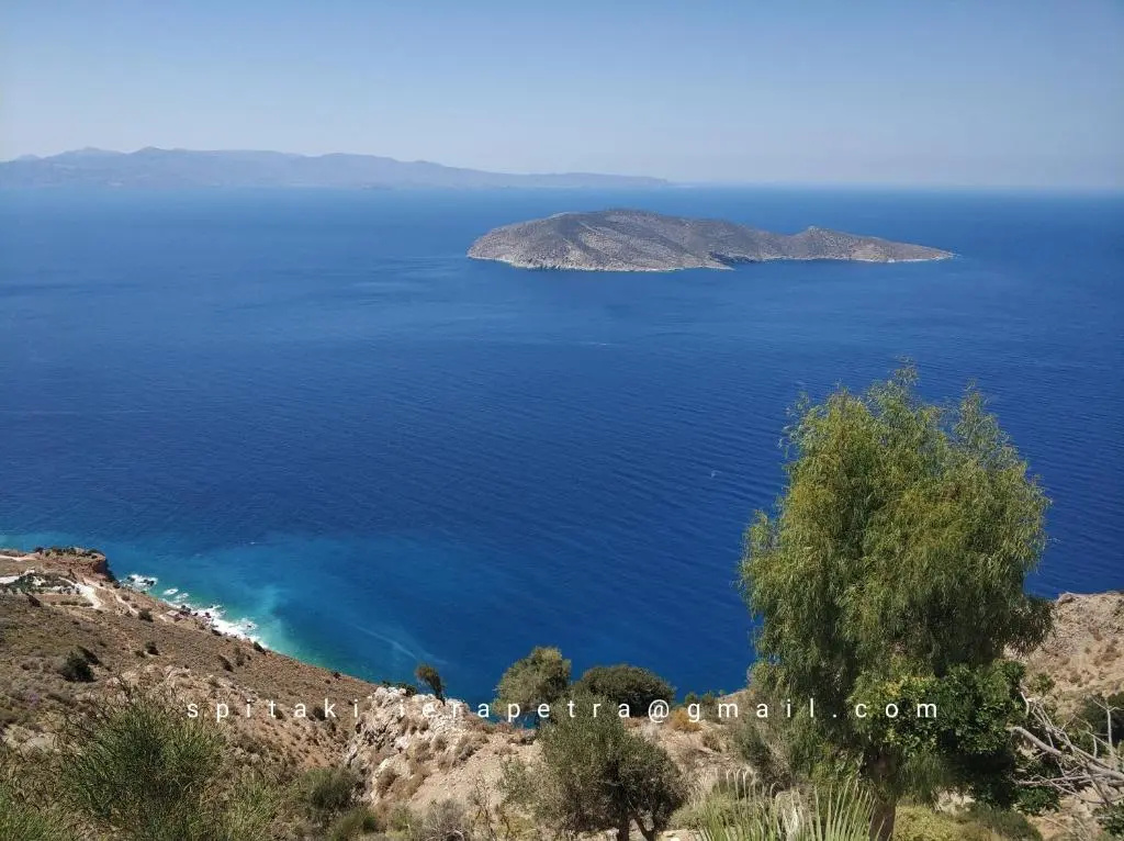 250 metres from the sea an independent tiny house with a yard full of flowers! Spitaki the Little House!
