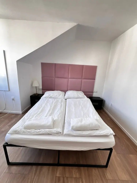 Beautiful 2BR Apt Near U6 Schoepfwerk