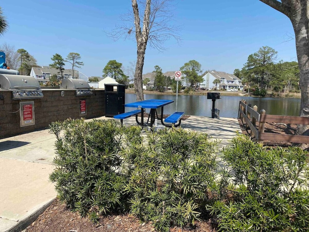 Pelicans Reef Large 2BR Condo w/ Vaulted Ceilings, Loft Bedroom & Space for 8 Guests
