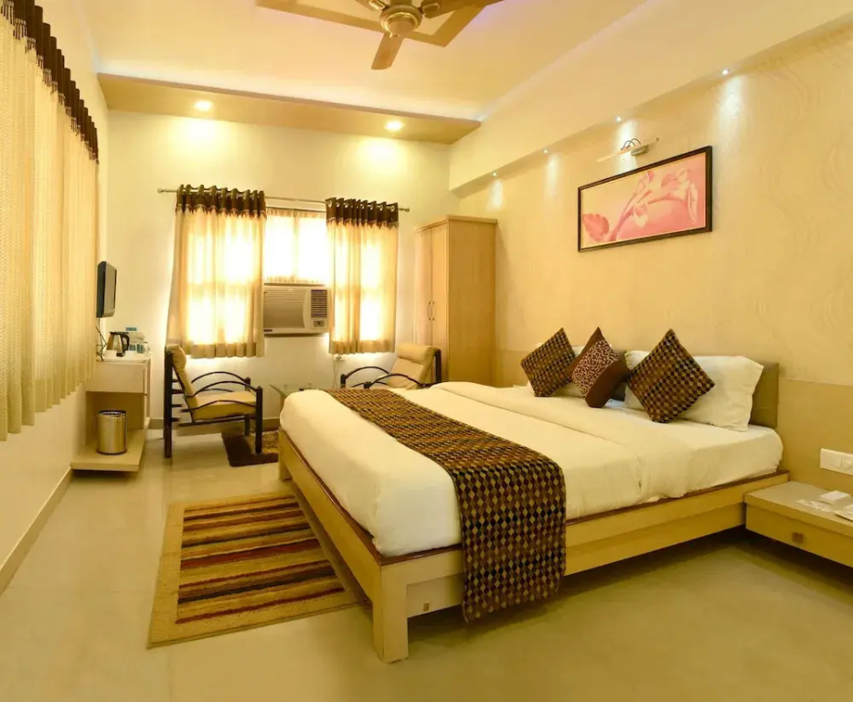 Deluxe Double room with city view (full double bed)