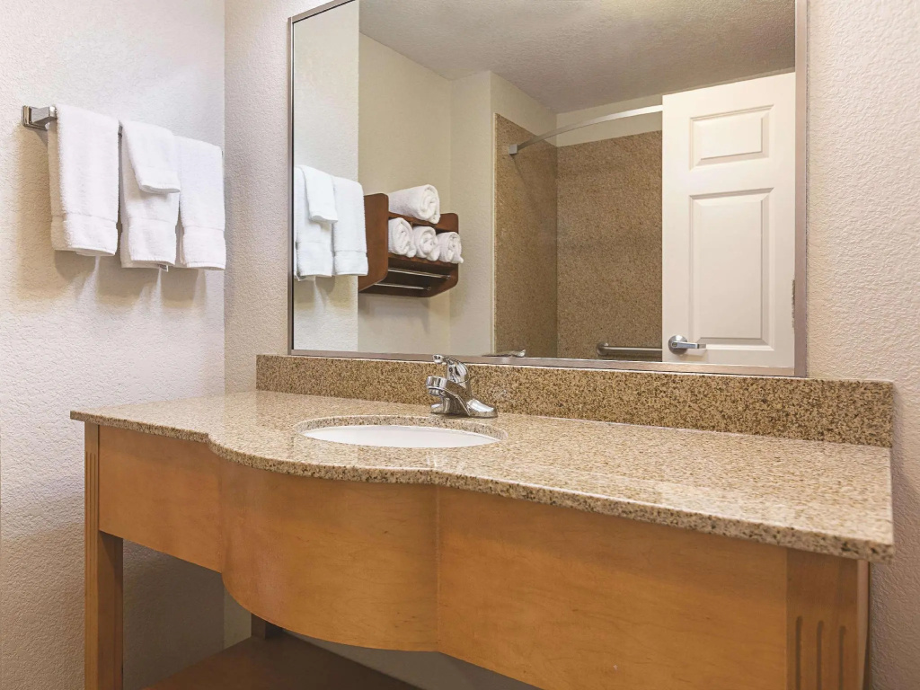 La Quinta Inn & Suites by Wyndham Alvarado - Chambres