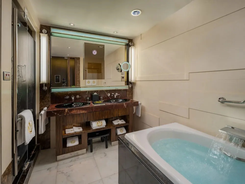 Deluxe Double room with lake view (full double bed)
