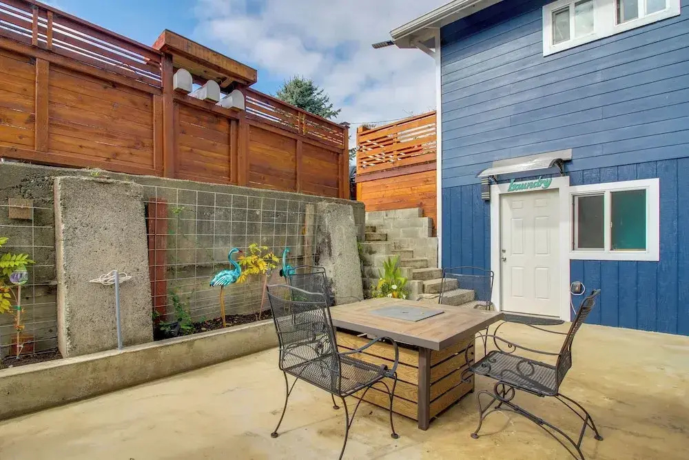 1 Mi to Dtwn Coos Bay: Sleek Apt w/ Deck & Views!