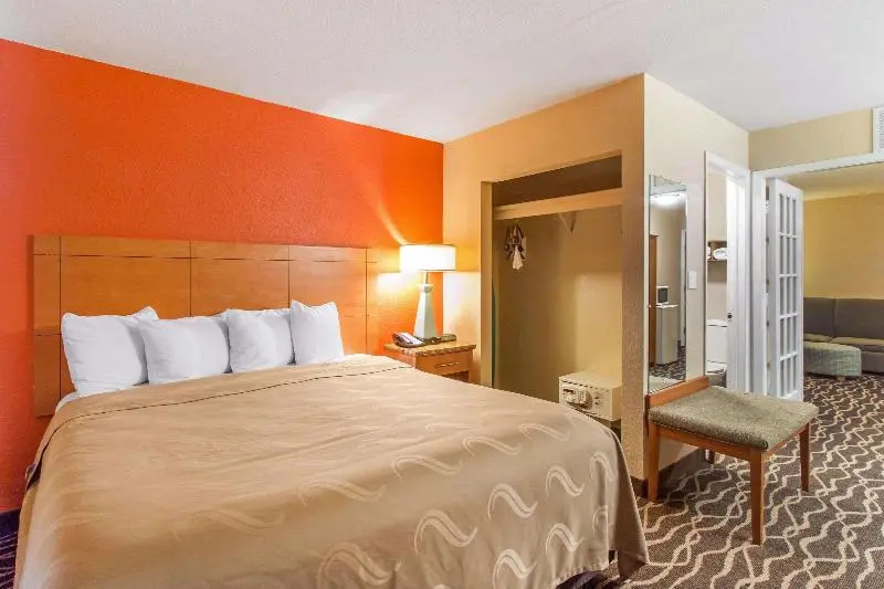 Quality Inn & Suites I-35 near Frost Bank Center - Chambres