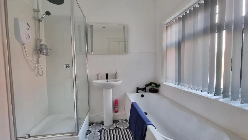 Stunning Detached Hidden King Suite Abode