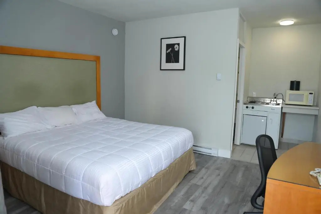 Deluxe Double room (full double bed)