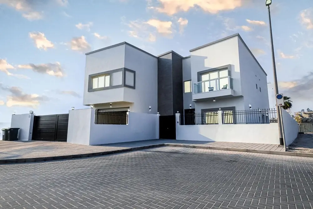 LUX White Modern Villa