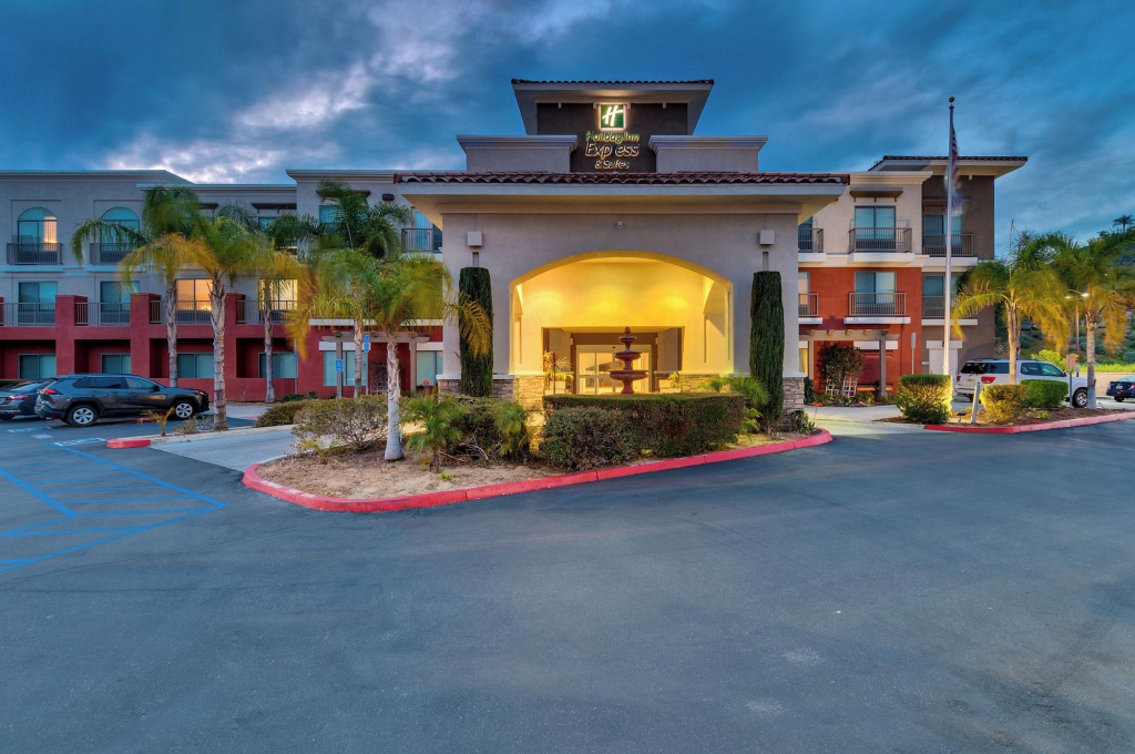 Holiday Inn Express Hotel & Suites Lake Elsinore