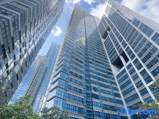 Thompson Suites BGC (Uptown Parksuites Tower 1)