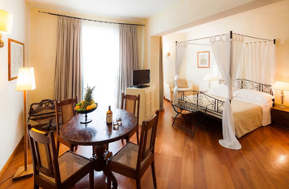 Double Junior Suite (full double bed)