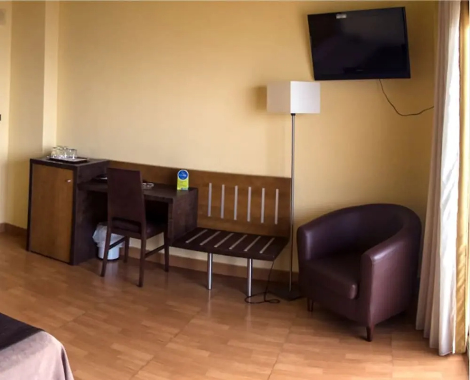 Standard Triple room with city view