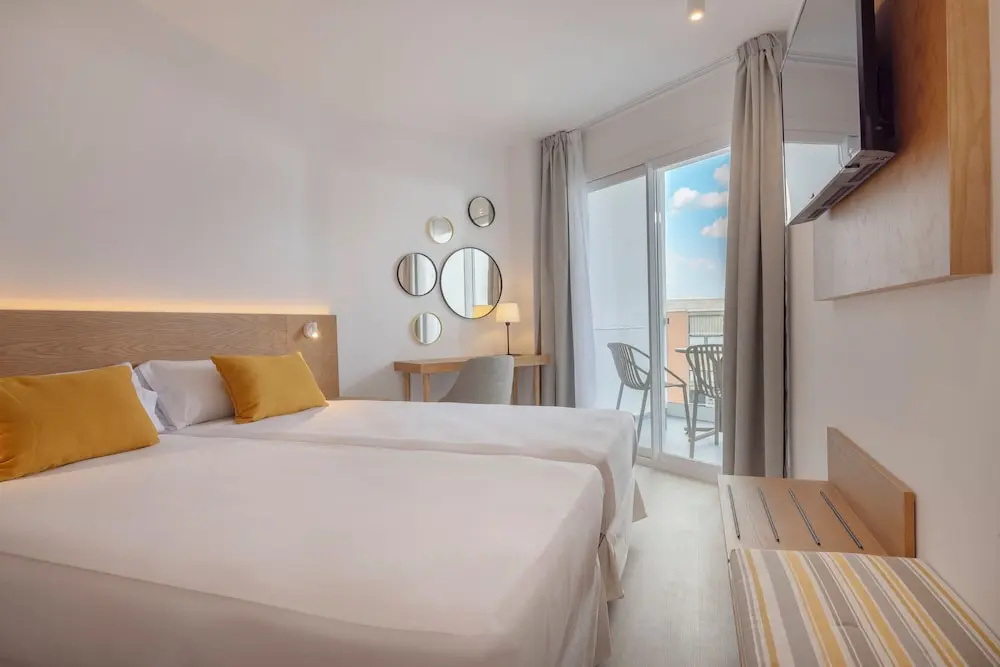 Standard Double room with balcony (full double bed)