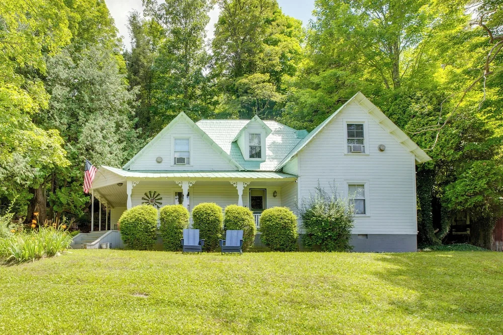 'lil Red Hen' Cottage in the Boone Area w/ Hot Tub
