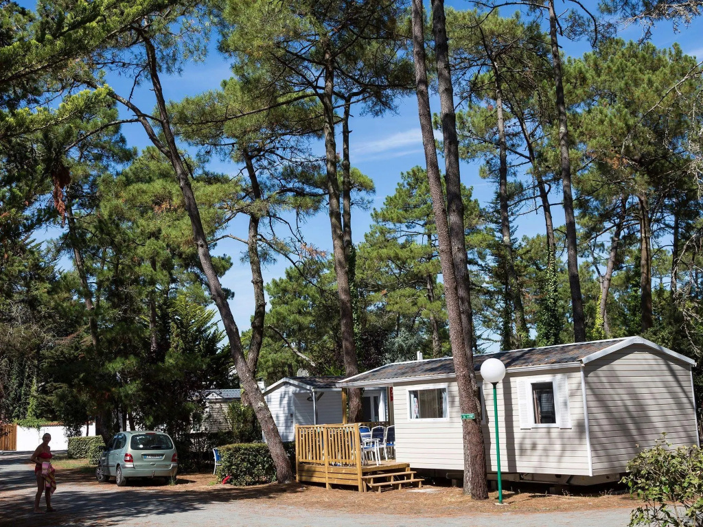 Comfortable mobile home with porch, located near the beach