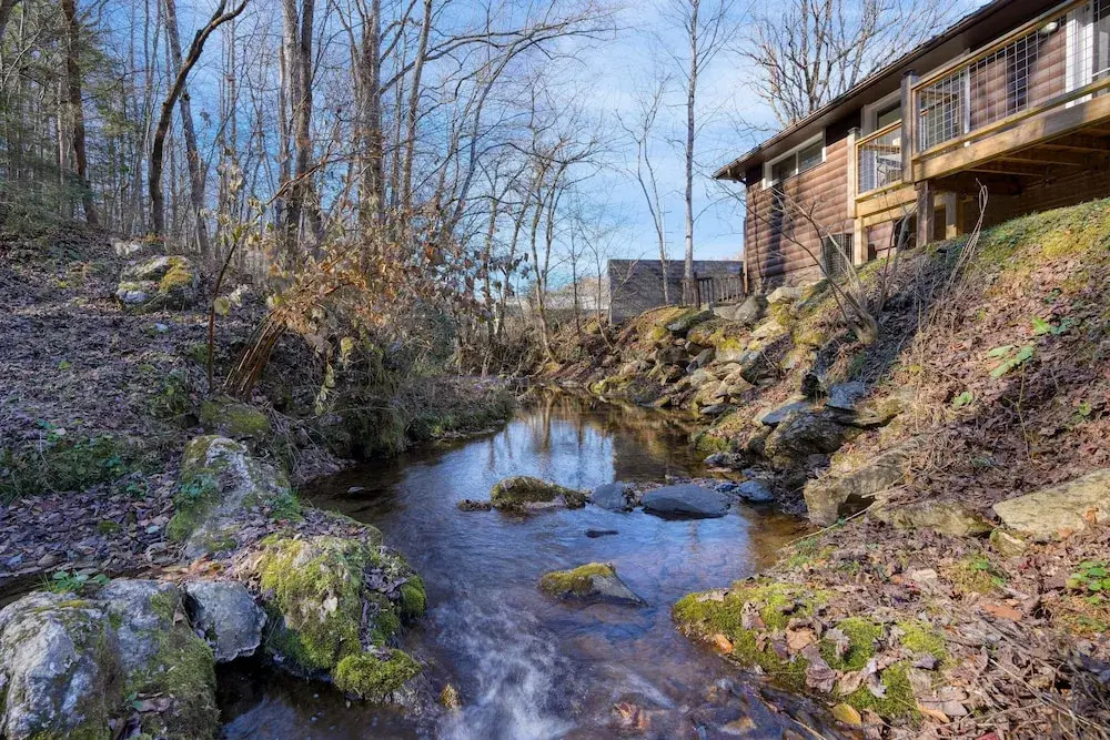 Creekside Haven Gatlinburg Escape by a Bubbling Creek Near Top Attractions