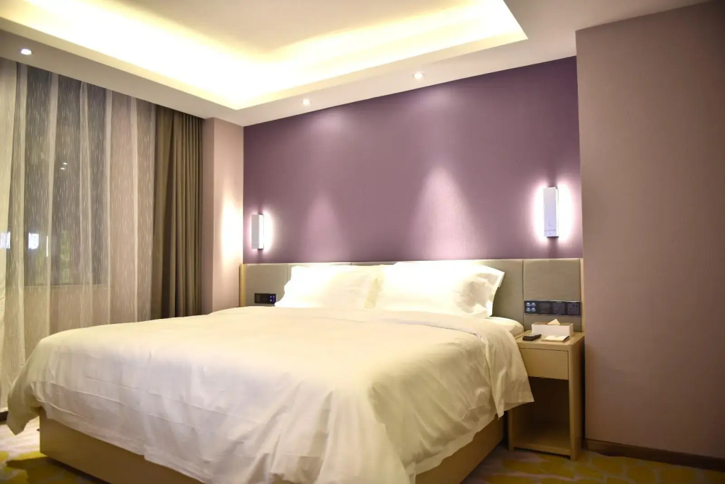 Deluxe Double Suite with street view full double bed