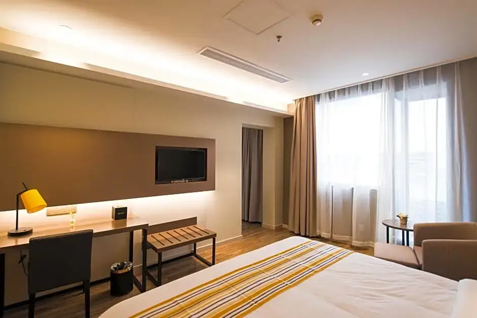 Business Double room (full double bed)