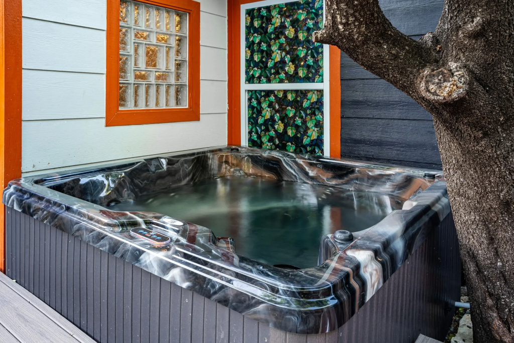 Red River by Avantstay Shared Pool + Hot Tub 20 Minutes to Downtown Austin
