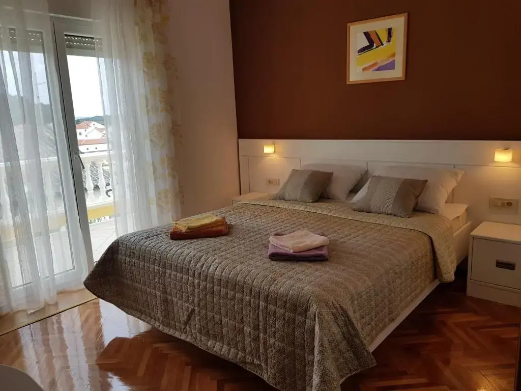 Standard Double room with balcony (full double bed)