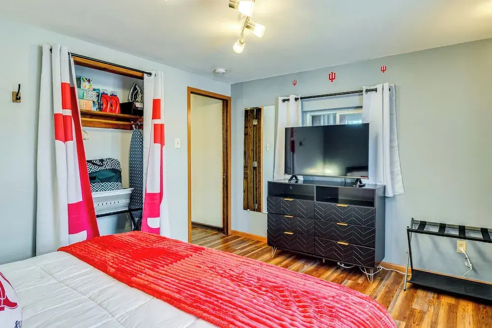 1 Mi to IU: Hoosier Home w/ Fire Pit & Fenced Yard — фото 4