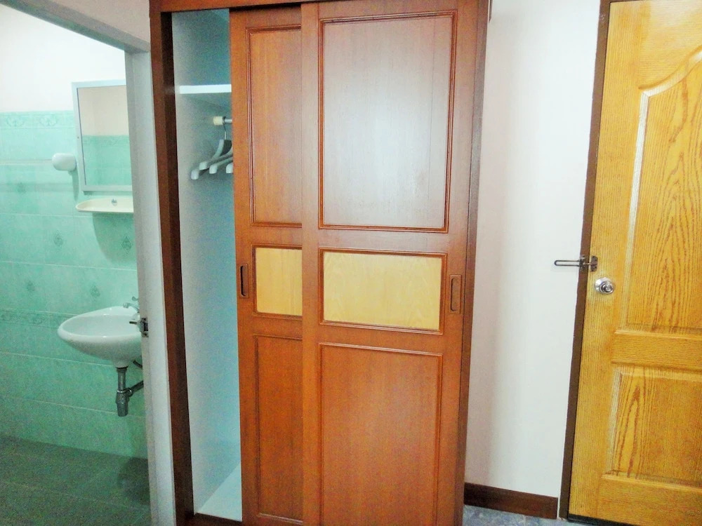 Трёхместный семейный номер Standard односпальная кровать в Thepparat Lodge Krabi