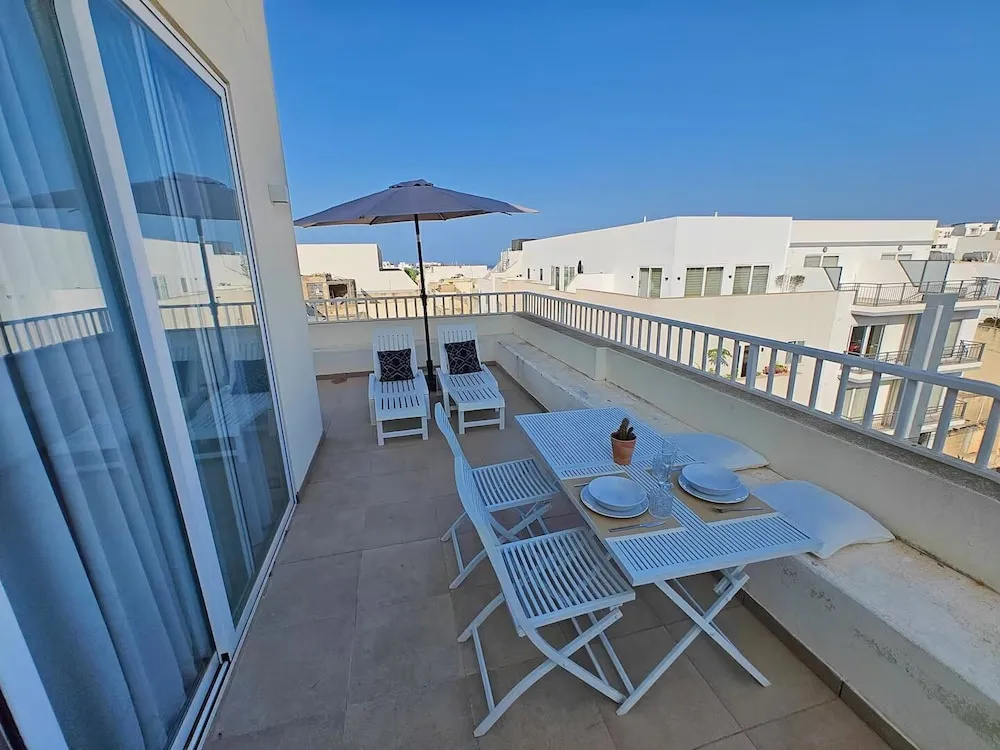 Cozy Penthouse w Terrace & Outdoor