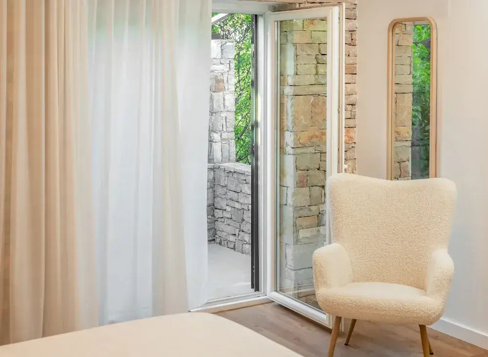 豪華雙人房，設有露台及大床