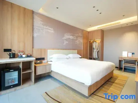 Double Suite with courtyard view (full double bed)