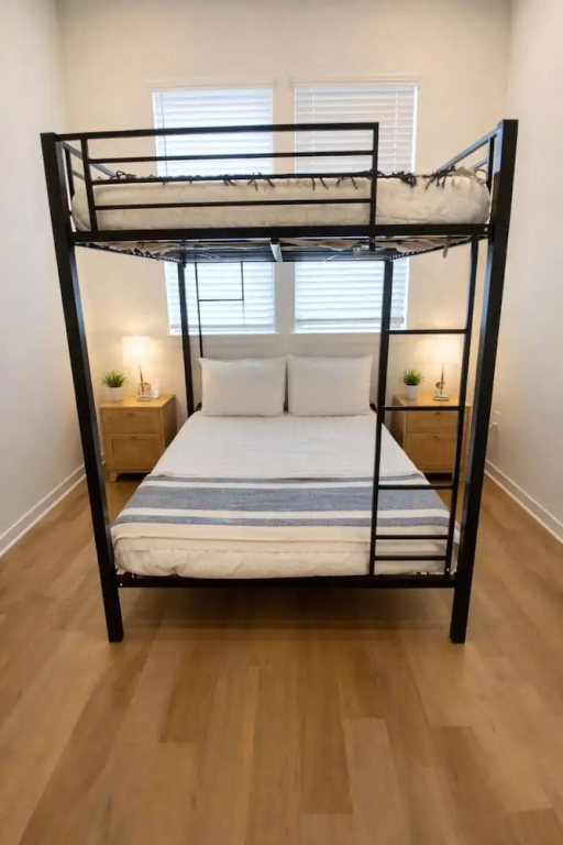 Stylish Workerfriendly 2BR Home + Gym Pool & Lndry