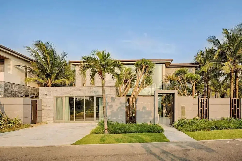 Oceanfront Elegance: 7-br Villa in Luxury Resort
