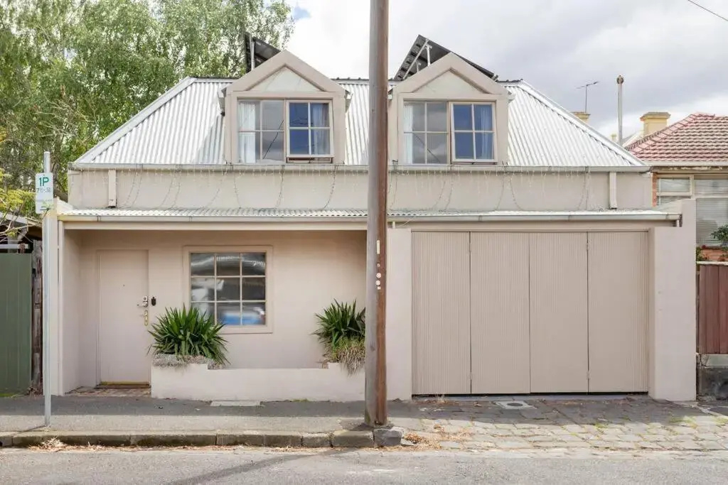Upstairs Studio Apartment with street access
