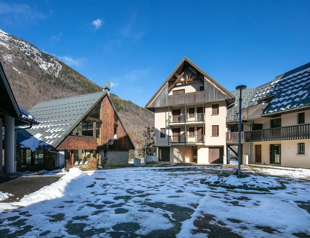 Spacious Group Accommodation in the Valley