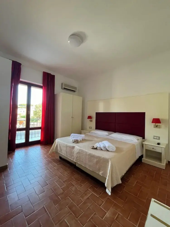Classic Double room with balcony (full double bed)
