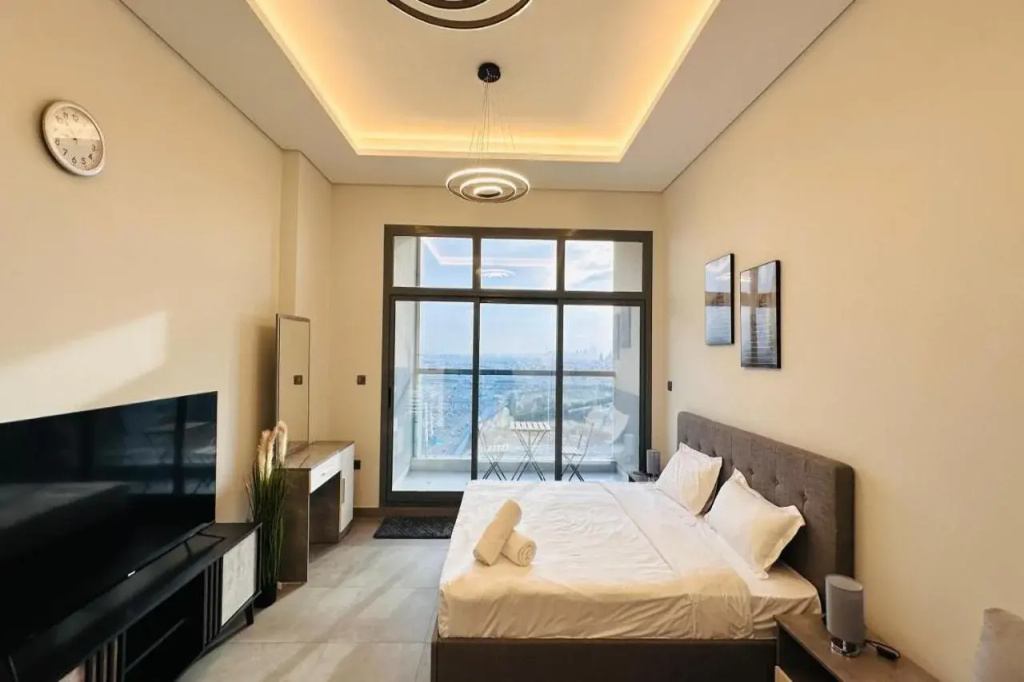 Upscale Apartment at Oval Tower Near Downtown with Balcony and Parking by Belvilla — фото