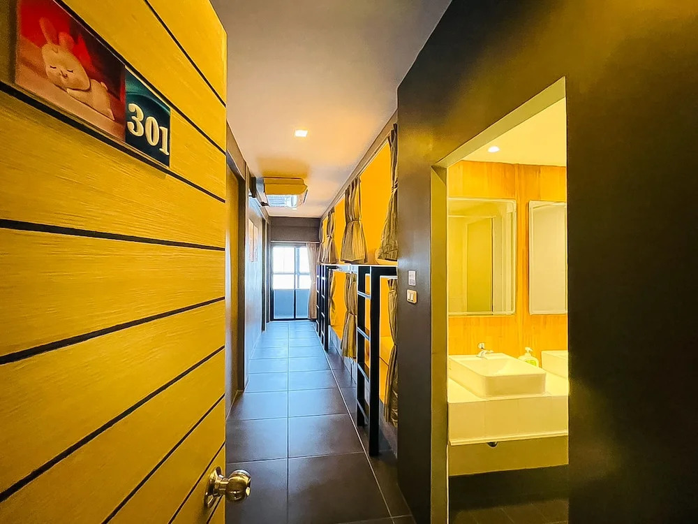 Кровать в общем номере в Rabbitel Phuket