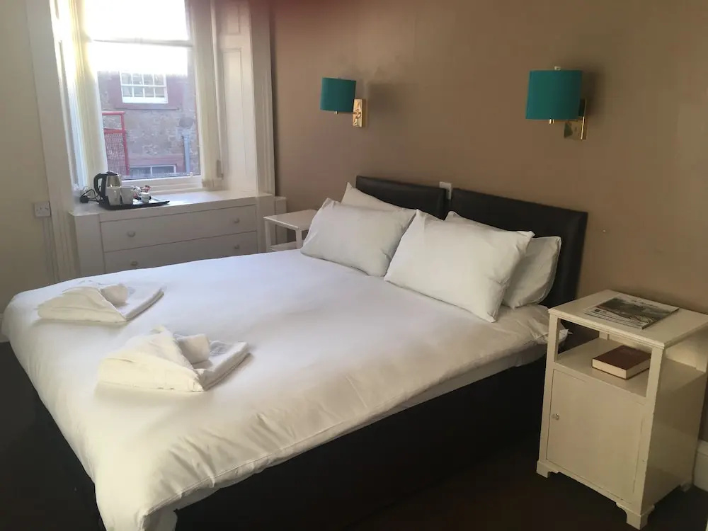 George and Abbotsford Hotel — 3