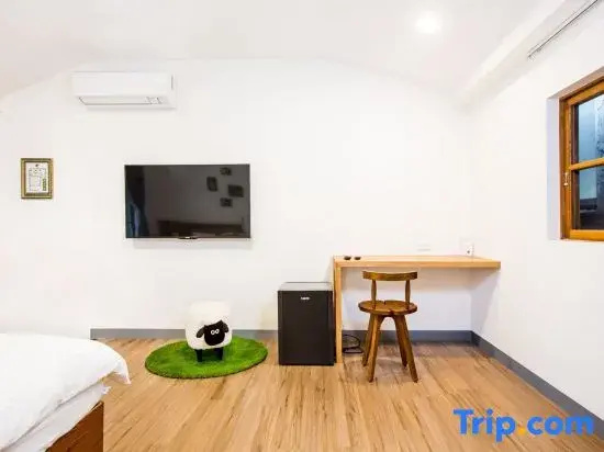 Deluxe Double room (full double bed)