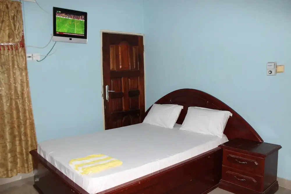 豪華雙層複式套房，帶有庭院景觀，配備雙人床。