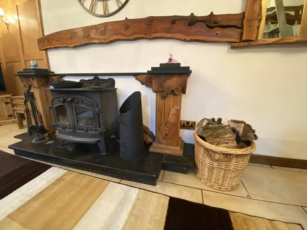 Country Cottage Sleeps 6 w/ Hot Tub & Dog-friendly