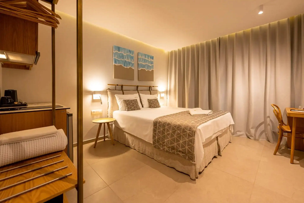 Standard Double room with city view (full double bed)