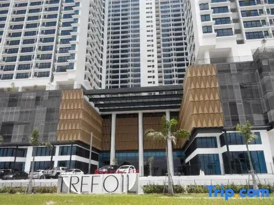 Minimalist studio @ Trefoil Setia Alam (linked bridge to Mall/Convention Centre/NIH/Peninsula)