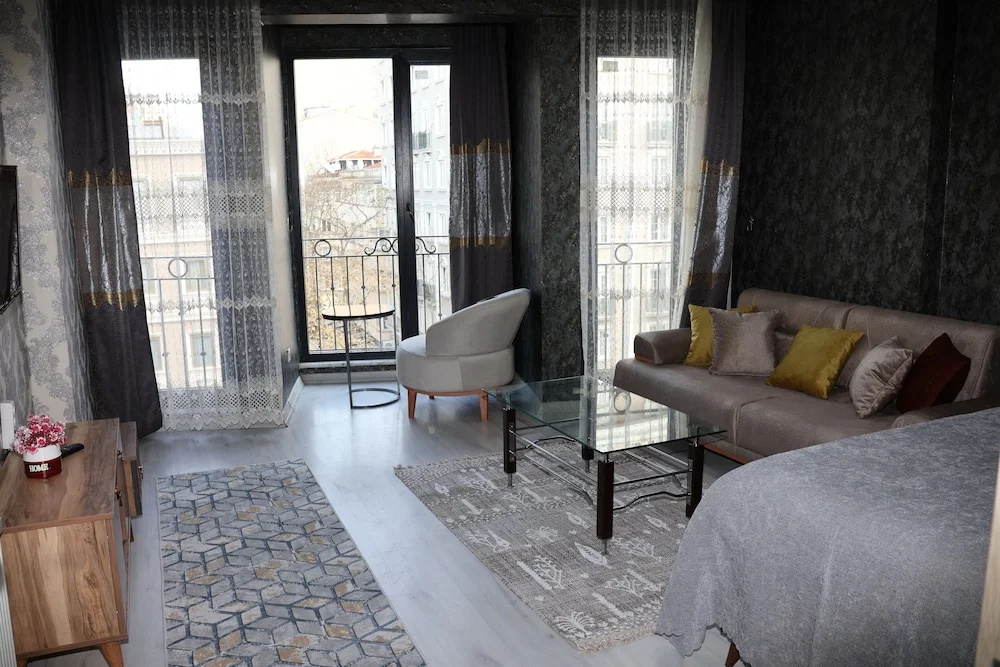 Dt Suites — 5